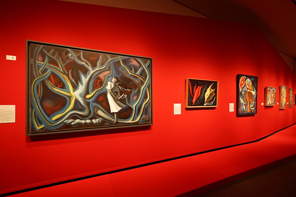 展示風景　左から：《夜》1947年 川崎市岡本太郎美術館、《赤い兎》1949年 富山県美術館、《作家》1948年 川崎市岡本太郎美術館