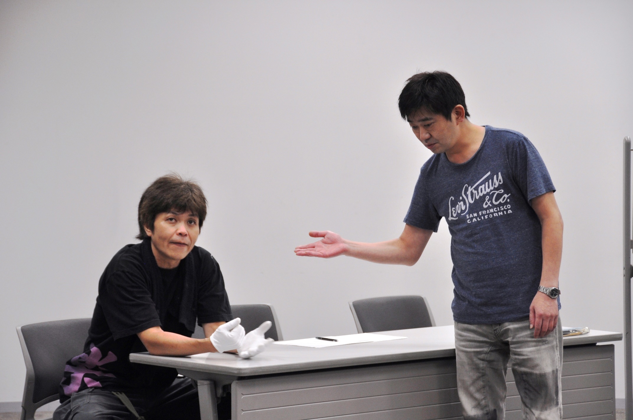 同じくコメンテイターとして出演した羽曳野の伊藤（久保田浩／稽古中も白手袋をしていることに注目！）は、誰も予測不可能な言動の連発で、番組を引っかき回していく。