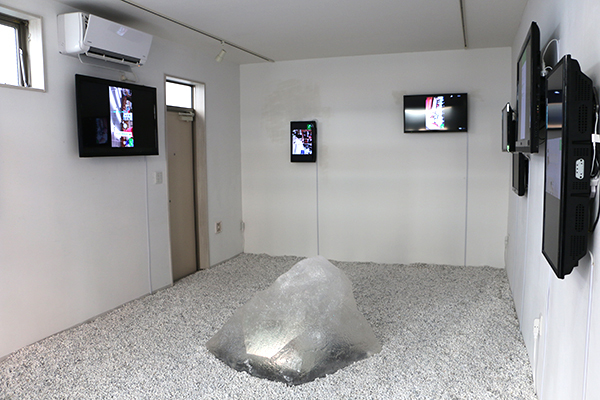 『139.804083, 35.681083』展示風景（会場：MOTスペース３） 佐野文彦