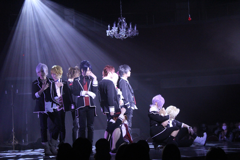 ドs な吸血シーンに注目 10人のヴァンパイアによる舞台 Diabolik Lovers More Blood 開幕 Spice 舞台 Diabolik Lovers More Blood ｄメニューニュース Nttドコモ