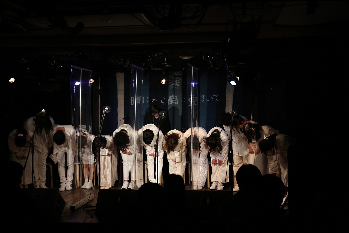 『囁きの花束 2021 -healing reading live-』より 撮影：佐伯敦史