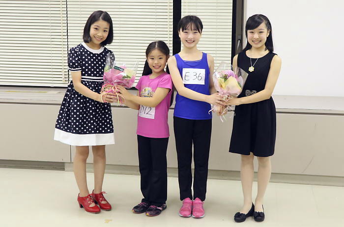 （左から）河内桃子さん、野村里桜さん、会百花さん、池田葵さん