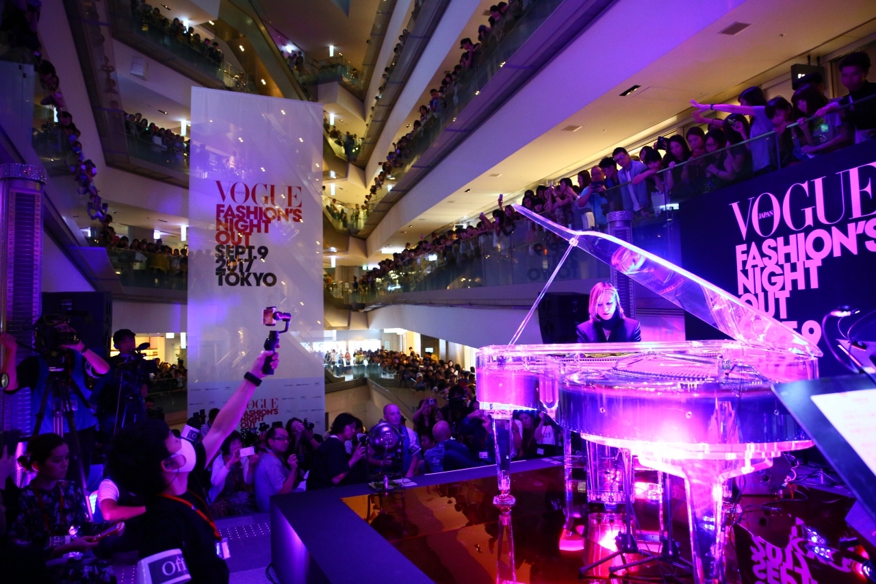 Yoshiki サプライズ演奏で3 400人を魅了 Vogue Fashion S Night Out 17 オープニング セレモニーに出演 Spice エンタメ特化型情報メディア スパイス