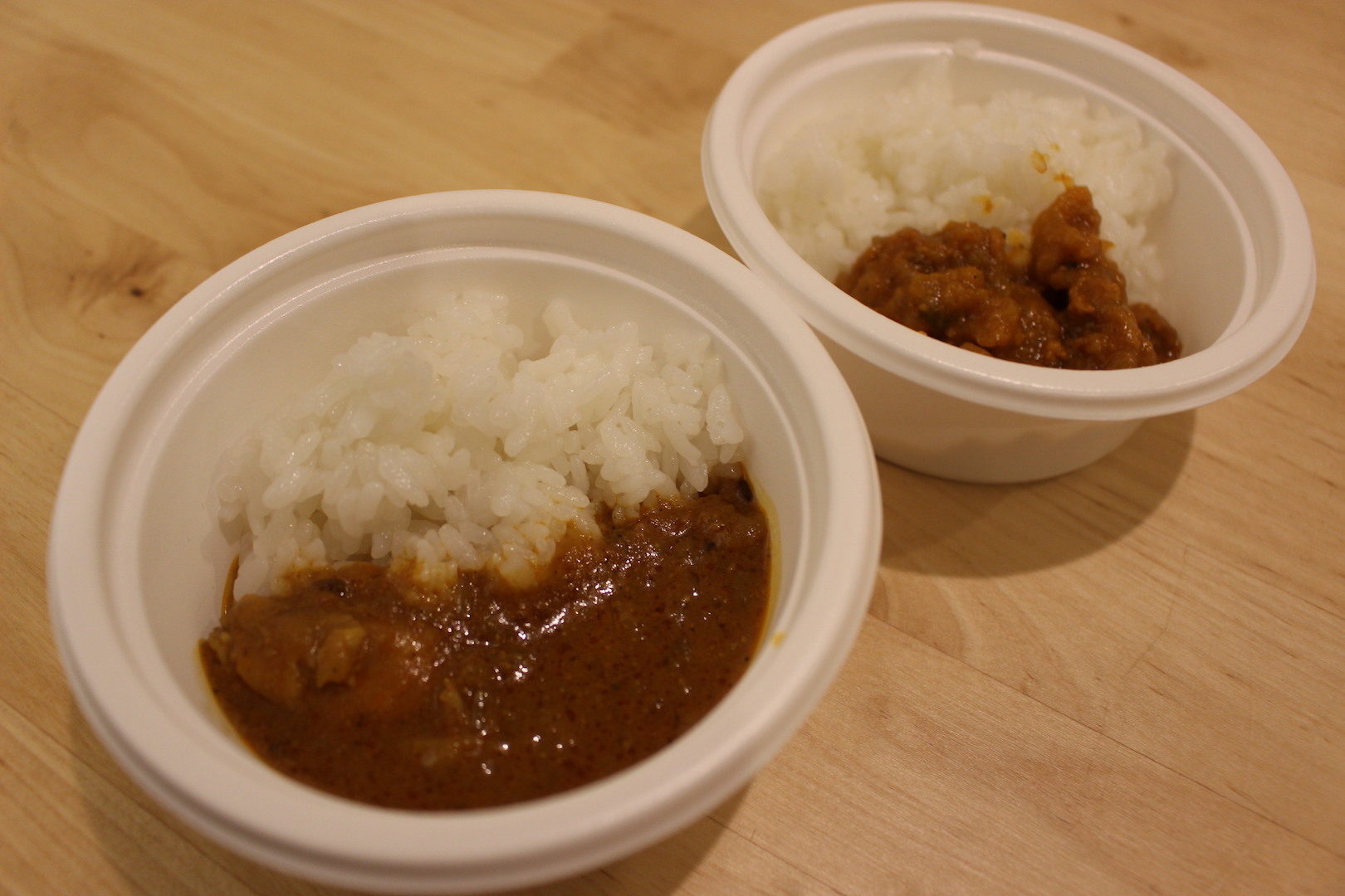 カトマンドゥーカリーPUJA「スパイスカレー」（写真左）、「PUJAのEXPOスペシャルマサラキーマカレー」（写真右）