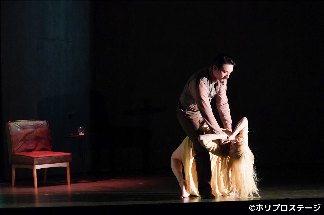 （上）綿谷ノボル役：大貫勇輔（下）加納クレタ役：音くり寿 　　　　　撮影：田中亜紀