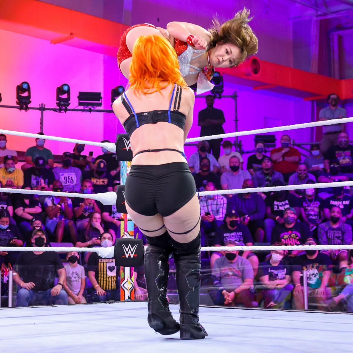 序盤はサレイのキックなどで優勢だったのだが (c)2021 WWE, Inc. All Rights Reserved