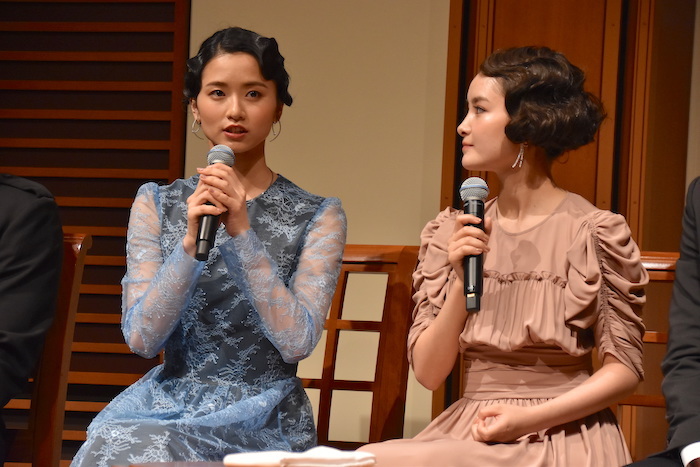 木下晴香と葵わかな（左から）