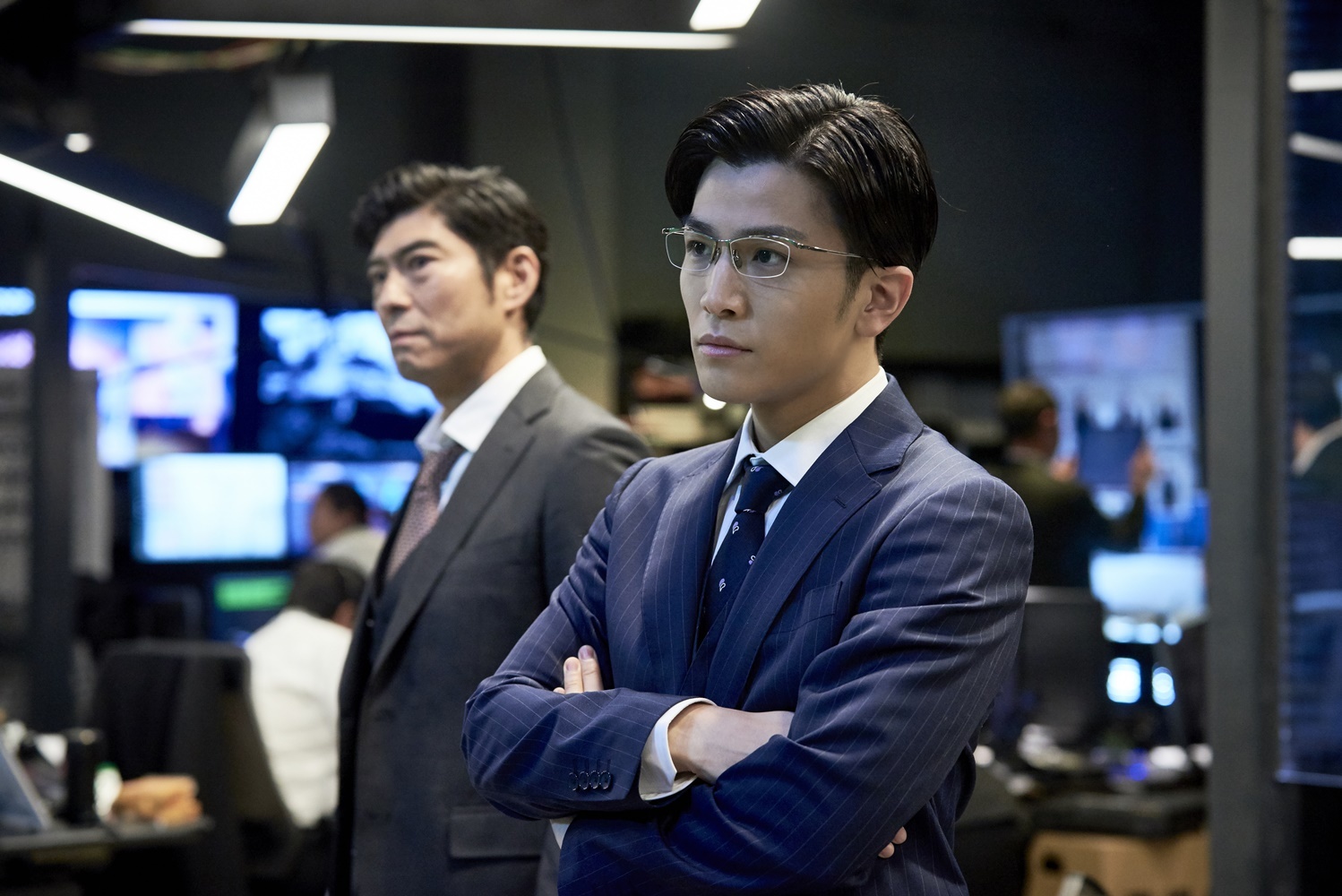 左から、髙嶋政宏、岩田剛典（EXILE／三代目 J Soul Brothers） （C）2019 映画「AI 崩壊」製作委員会
