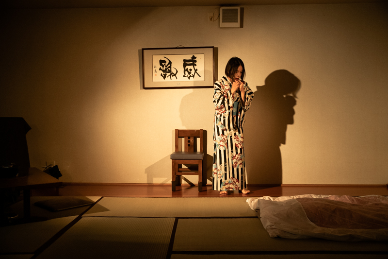 安藤は、紙芝居屋さんから一転、戸惑う阿部定へ。客席と地続きの畳に敷かれた布団が生々しい。 （『切断』＠どん平）
