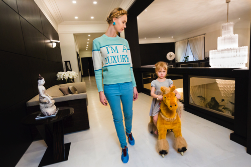 ローレン・グリーンフィールド「Iona at home with her daughter, Michelle, 4, Moscow, 2012」 Lauren Greenfield/INSTITUTE