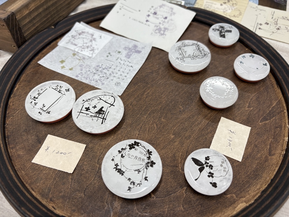 つるりとした石の持ち手が可愛い、中国ブランド「HANEN STUDIO」のはんこ。