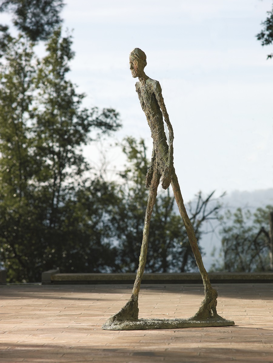 アルベルト・ジャコメッティ《歩く男Ⅰ》1960年　ブロンズ　マルグリット&エメ・マーグ財団美術館、サン＝ポール・ド・ヴァンス