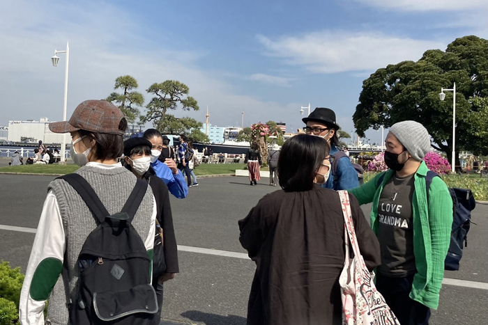 1日目、横浜の歴史を体感しようと劇場近く（山下公園から中華街まで）を歩く。 （写真提供：庭劇団ペニノ）
