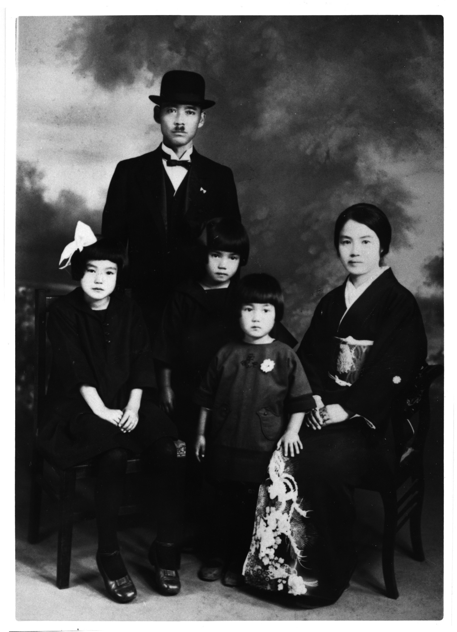 家族と（左端・ちひろ）　1928年　ちひろ美術館蔵