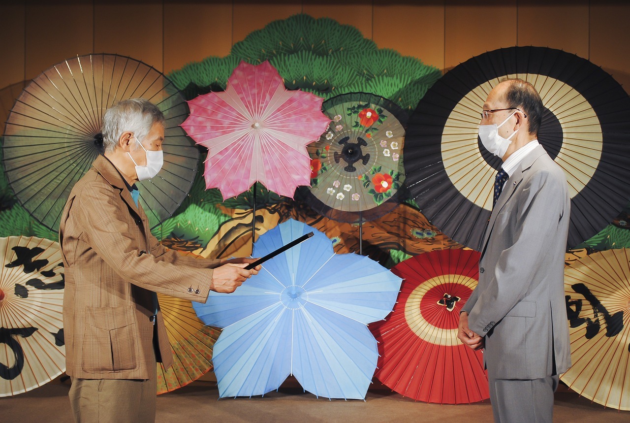 感謝状贈呈（左より）一般社団法人 岐阜和傘協会 平野明宏 代表理事、 藤浪小道具株式会社 野村哲朗 代表取締役社長