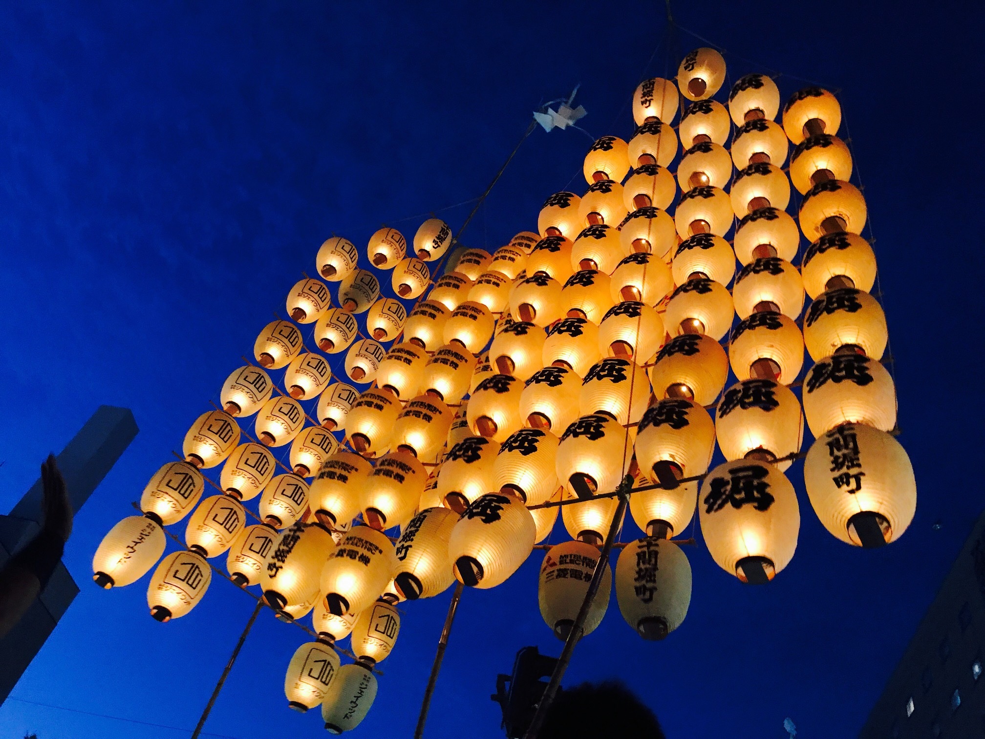 闇を照らす幻想的なあかり 重さ50キロの竿燈を操る妙技で100万人超を魅了する 秋田竿燈まつり が開催 Spice エンタメ特化型情報メディア スパイス