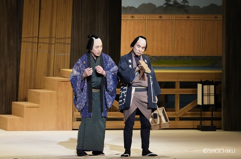 三谷かぶき『歌舞伎絶対続魂　幕を閉めるな』（左より）狂言作者花桐冬五郎＝松本幸四郎、大道具方儀右衛門＝阿南健治