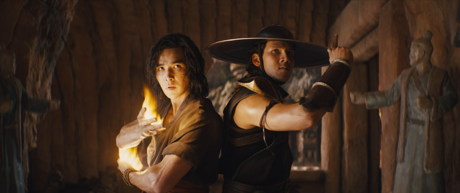 左から、リュウ・カン(ルディ・リン)、クン・ラオ(マックス・ファン) （C）2021 Warner Bros. Entertainment Inc. All Rights Reserved　IMAX（R）is a registered trademark of IMAX Corporation.