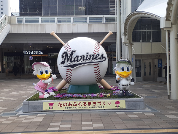 海浜幕張駅前にはマリーンズのオブジェが。マーくん（右）とリーンちゃん（左）が出迎えてくれる