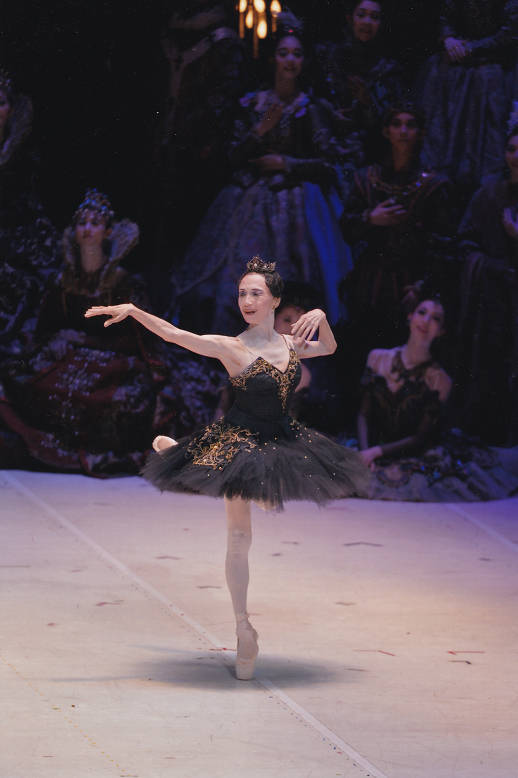 『白鳥の湖』黒鳥オディールを踊る森下洋子（21.7 オーチャードホール） 　写真提供：松山バレエ団