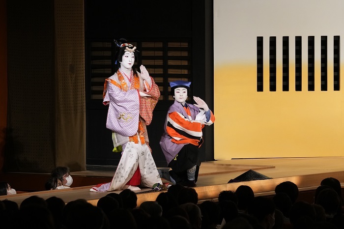 夜の部『猿若江戸の初櫓』（左より）出雲の阿国=中村七之助、猿若=中村勘太郎