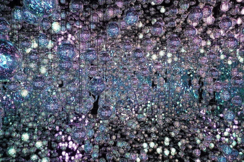 チームラボ《Bubble Universe: 実体光、光のシャボン玉、ぷるんぷるんの光、環境が生む光 - ワンストローク》