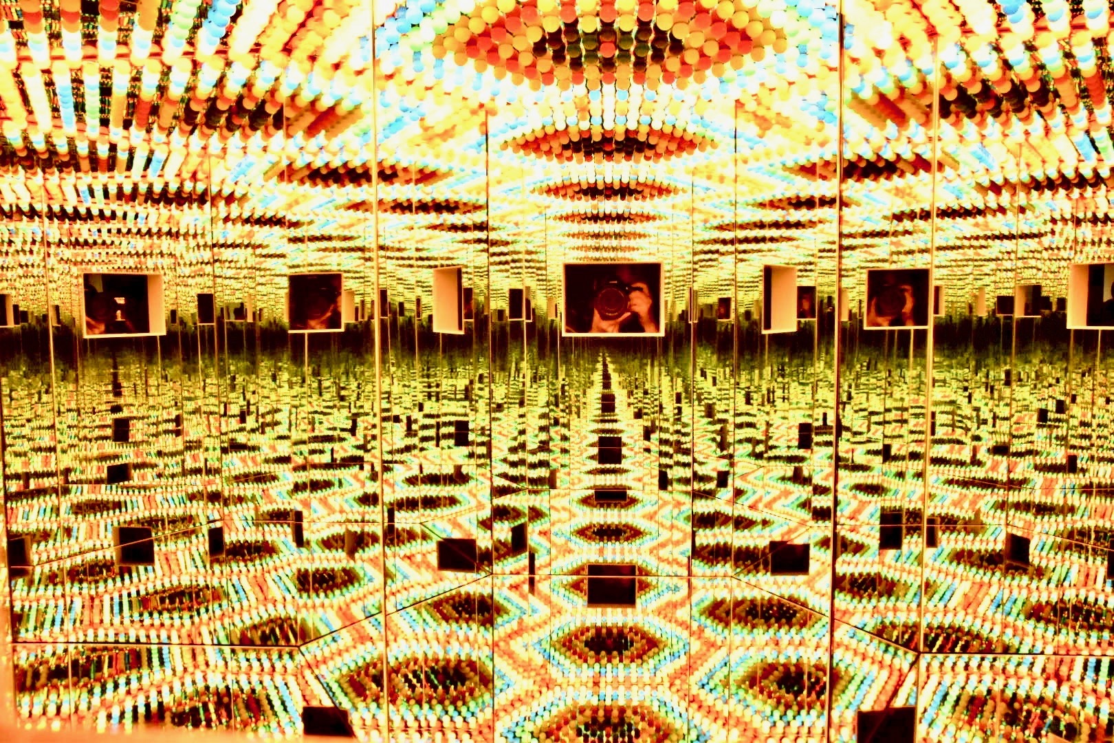 草間彌生《Infinity Mirrored Room——信濃の灯》2001年