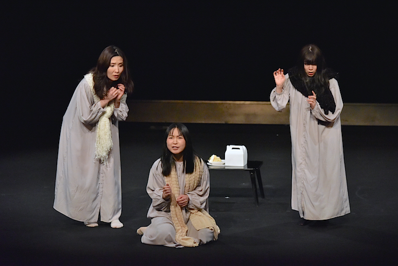 さまざまな選択を前に迷う女と、彼女に甘い言葉や苦言を投げかける天使と悪魔の論争をテンポ良くコミカルに描いた『天国と地獄』の上演より