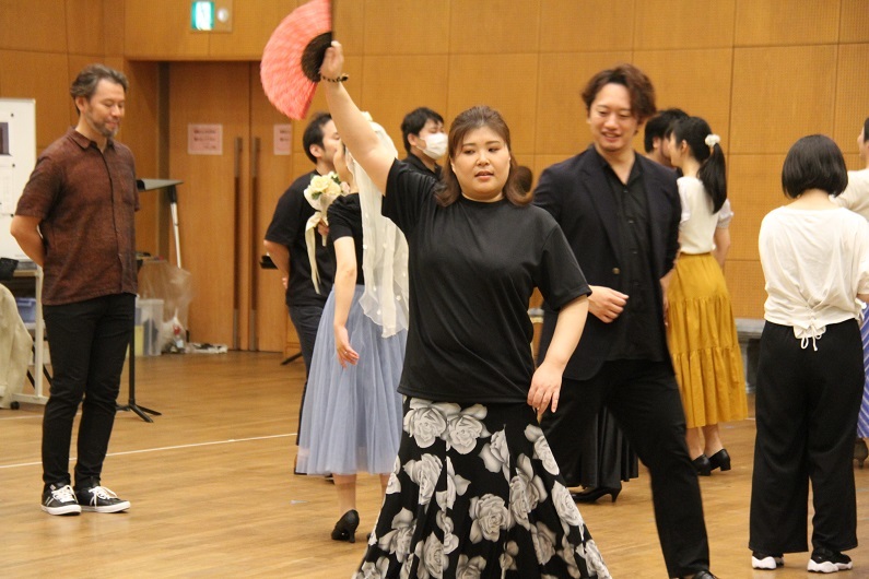 初日組の伯爵夫人役 船越亜弥と平欣史。左には初日組フィガロ役の平野和　（立稽古の様子）