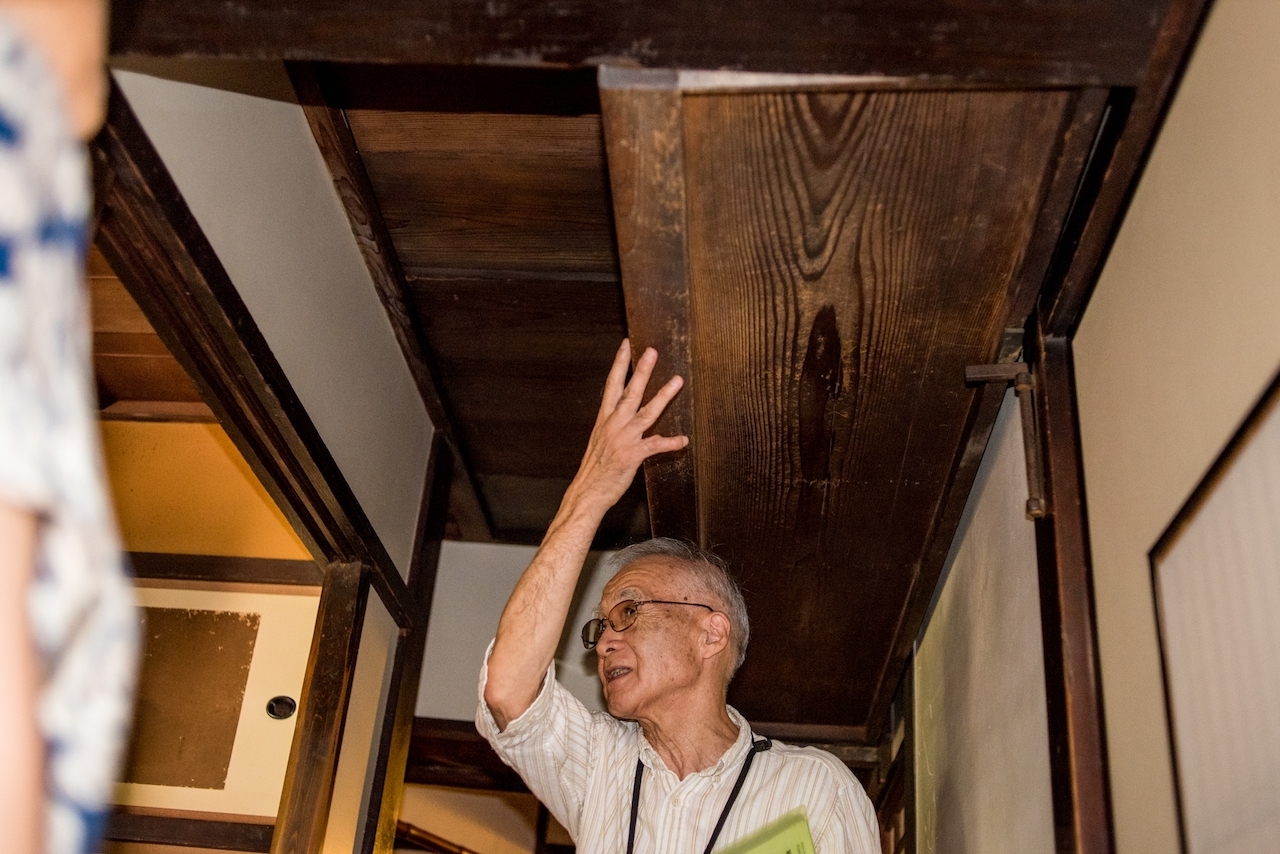 通常は廊下の天井に収納されている「釣階段」