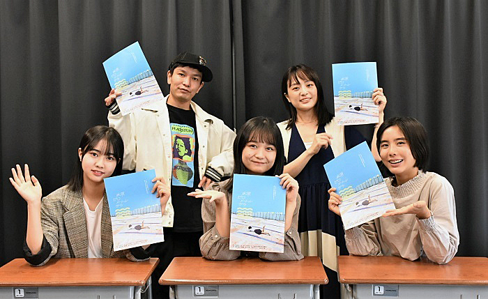 （前列左から）仲吉玲亜、濵尾咲綺、花岡すみれ（後列左から）小沢道成、椙山さと美