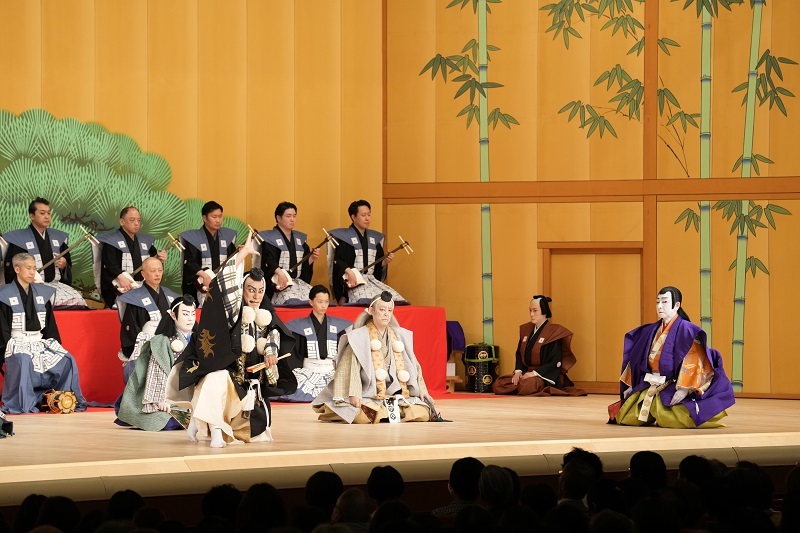 昼の部『勧進帳』（左より）駿河次郎=中村鷹之資、武蔵坊弁慶=市川團十郎、常陸坊海尊=市川男女蔵、源義経=中村梅玉 ／(C)松竹