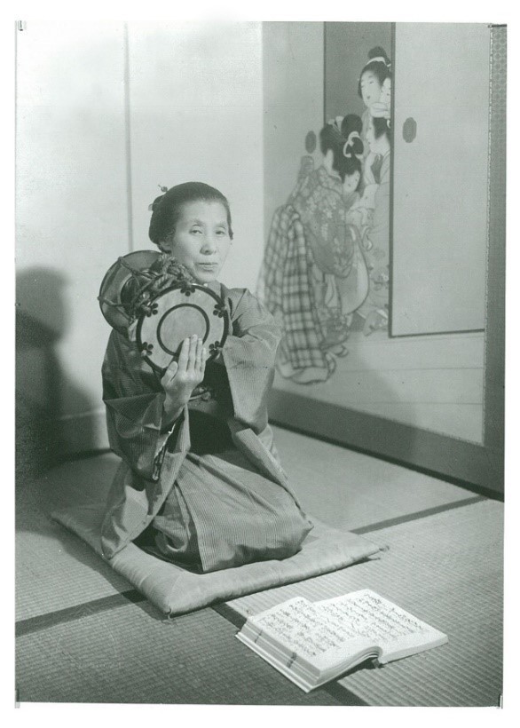 上村松園　京都間之町の自宅にて（松伯美術館提供）  