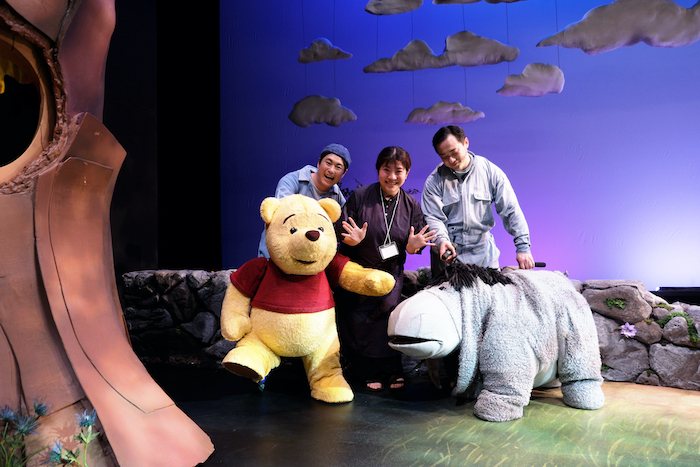 新作ミュージカル『ディズニー くまのプーさん』でVIB席（Very Important Bear Seat）のチケットを購入すると、最前列6列目までの前方の座席が確約されるほか、終演後にステージ上でプーと仲間たちとの記念撮影ができる。