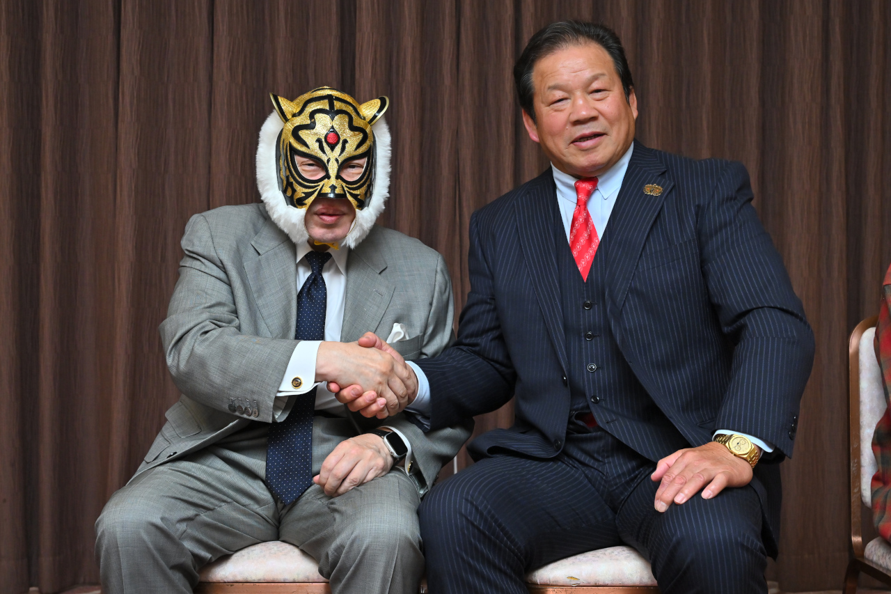 初代タイガーマスク（左）と藤波辰爾