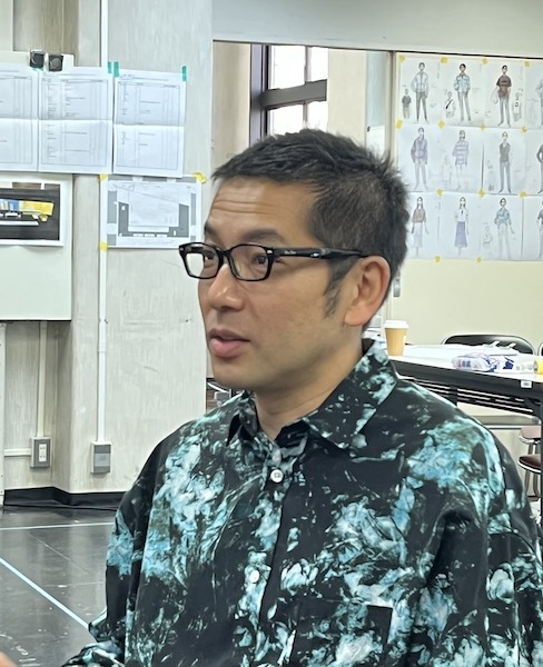 温泉ドラゴン公演『悼、灯、斉藤』、演出のシライケイタ。