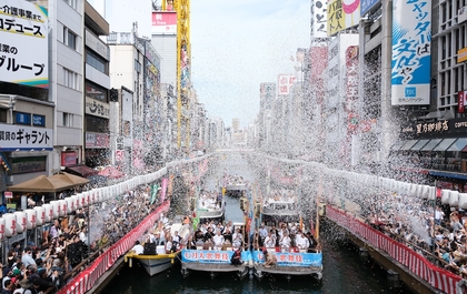 大阪・夏の風物詩『船乗り込み』で道頓堀に2000名の観衆が集結ーー片岡仁左衛門、明日からの『七月大歌舞伎』を「大成功に収めたい」