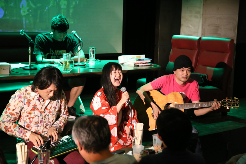 「紅葉狩」アンプラグド・ヴァージョンを初演奏する金属恵比須（トリオver.） （撮影：飯盛　大）