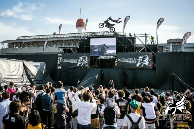 モトクロスバイクが宙を舞う「FMX（フリースタイルモトクロス）ショー」