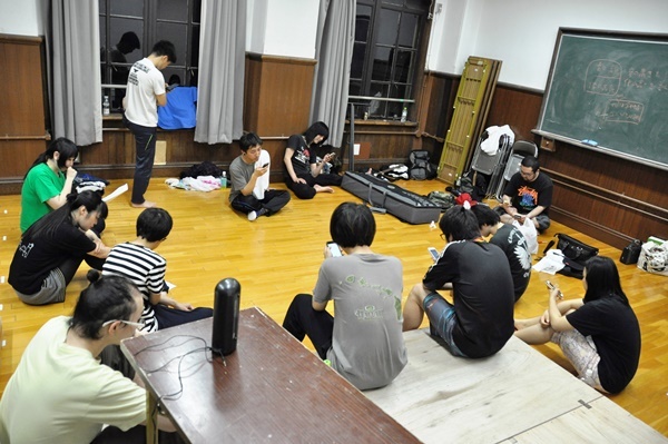一見みんなで携帯の対戦ゲームをやっているようだけど、実は一斉メールで届いた脚本の読み合わせ中。