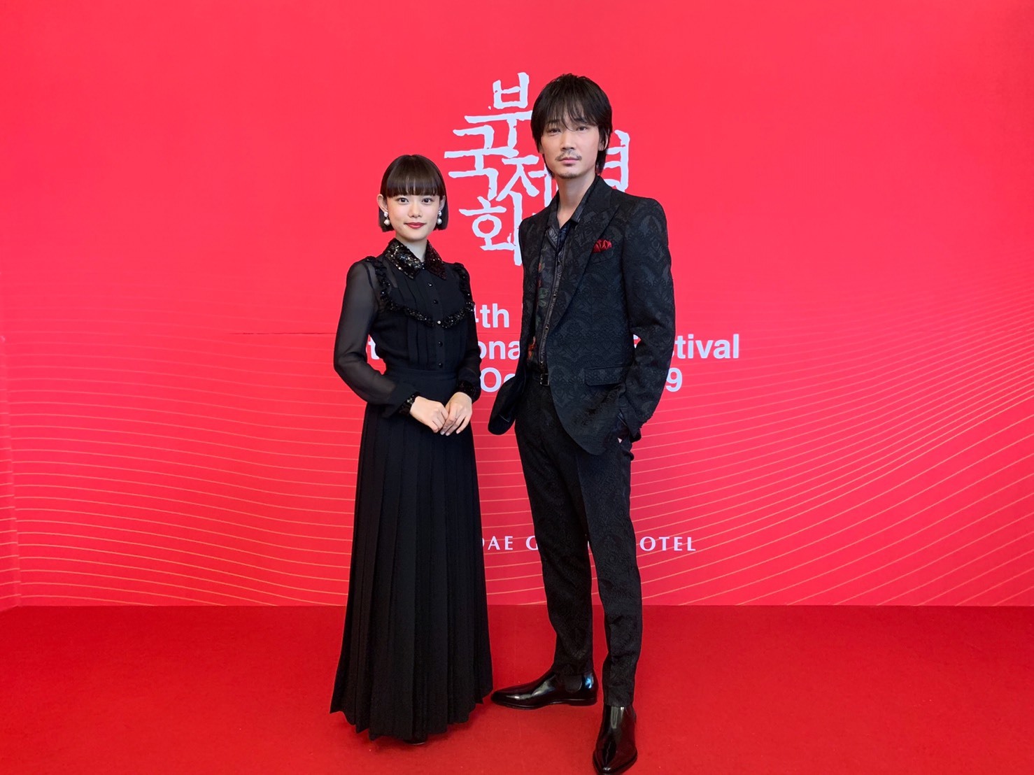 左から、杉咲花、綾野剛　第24回釜山国際映画祭レッドカーペットにて