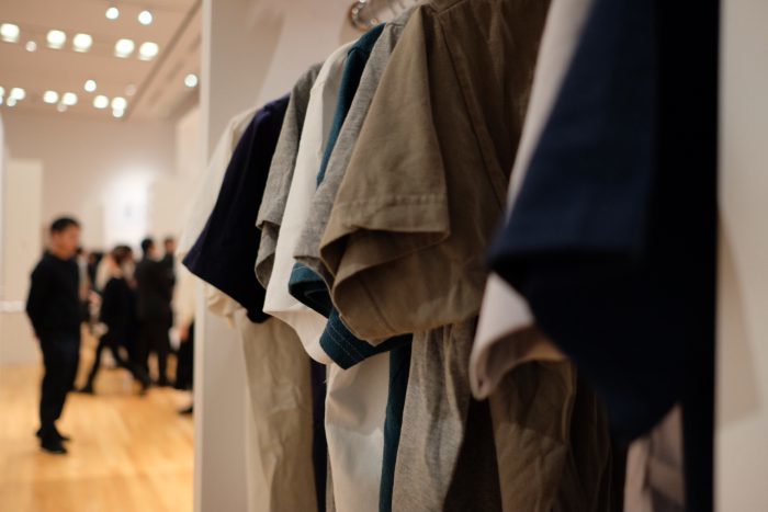 「夏はほとんどＴシャツで過ごします」（「自己紹介」の一節）の柱の展示風景 撮影＝新井まる