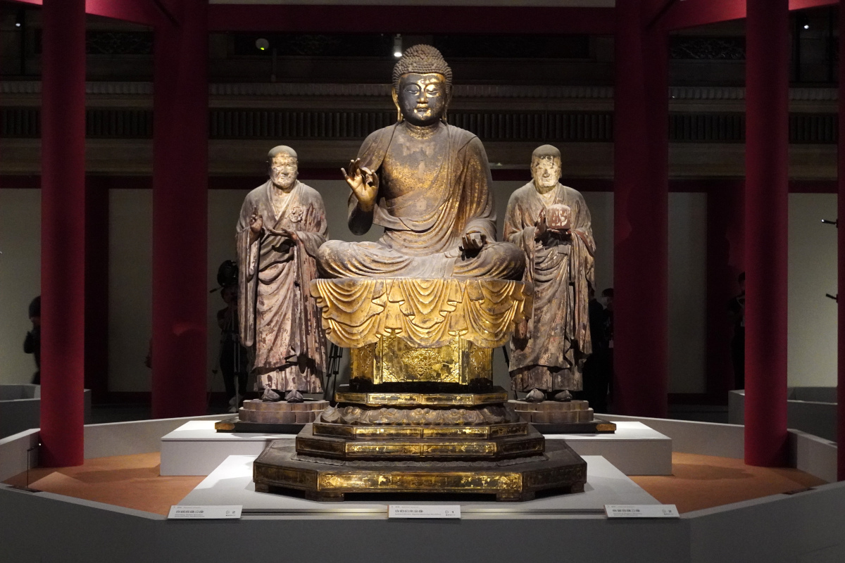 左から：世親菩薩立像、弥勒如来坐像、無著菩薩立像　 すべて国宝　運慶作　鎌倉時代・建暦2年（1212）頃　 奈良・興福寺蔵　北円堂安置