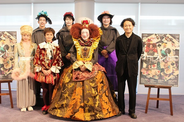  （前列左から）小芝風花、多部未華子、小日向文世、白井晃（後列左から）野間口徹、戸次重幸、池田鉄洋