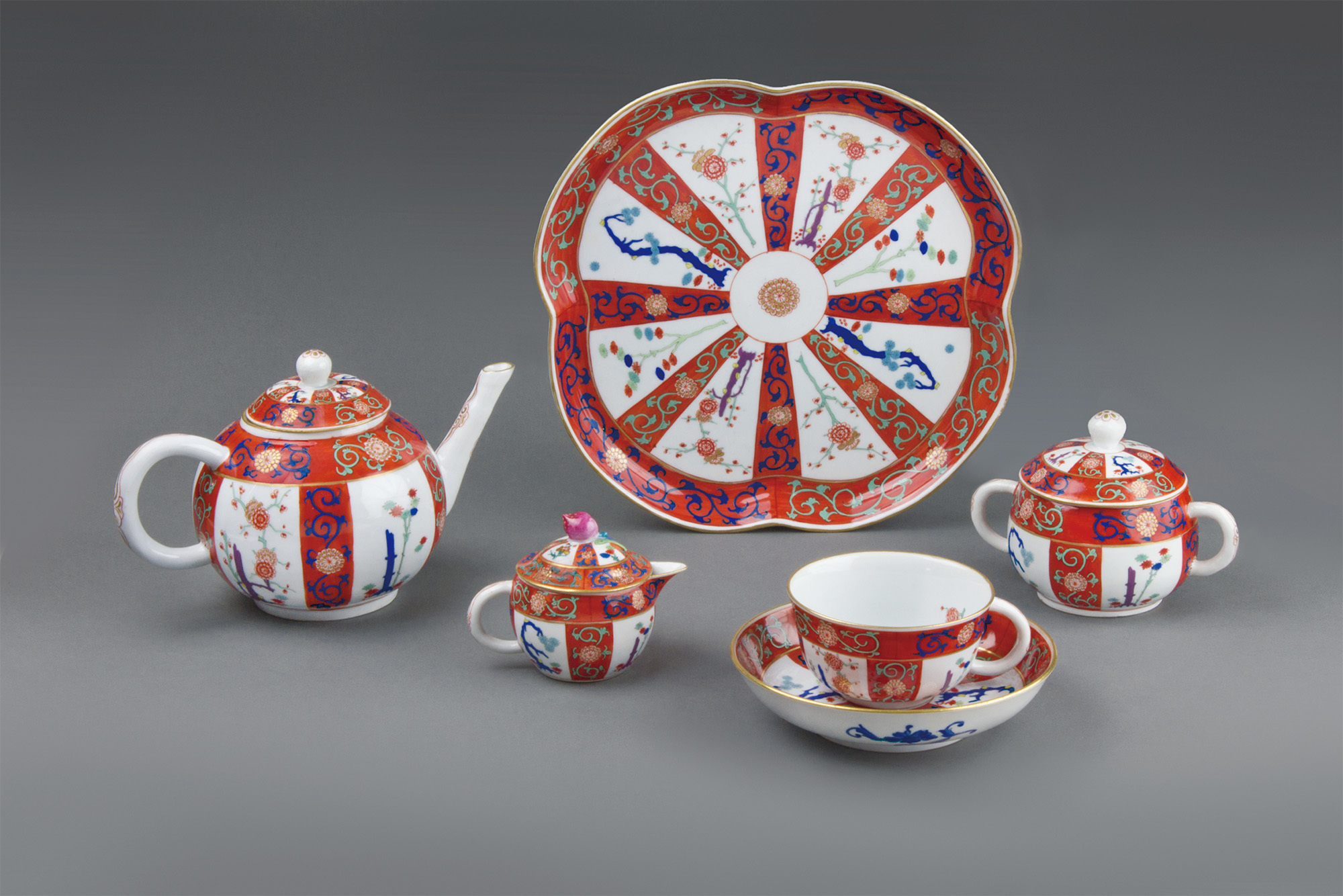 色絵金彩「ゲデレー」文ティーセット 1875年頃 ブダペスト国立工芸美術館蔵