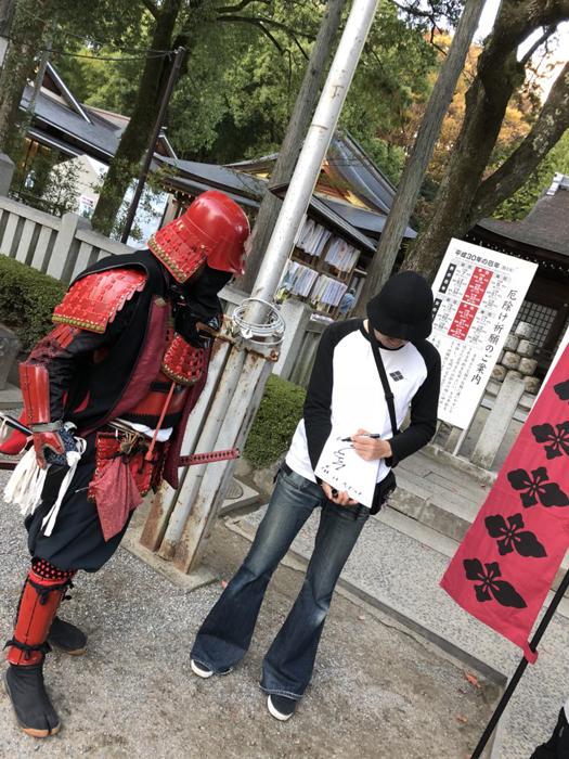 サインをする