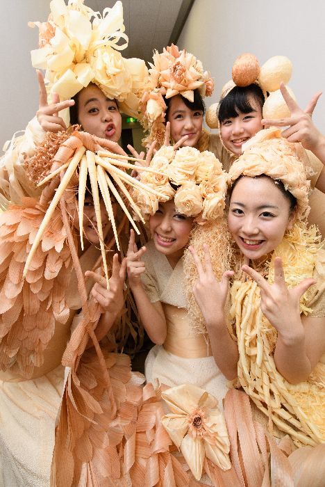 かんなくずでつくったコスチュームは大人気。コサージュはクラフト作家の手による