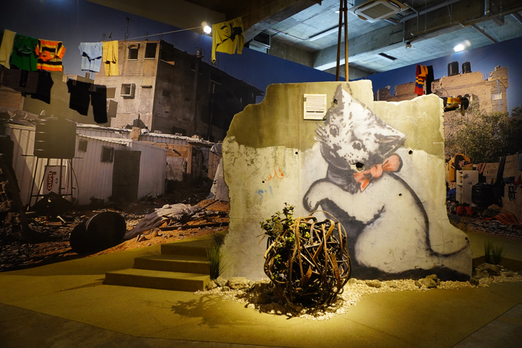 『バンクシーって誰？展』会場風景（東京の様子）。ガザ地区北部のベイトハヌーンの壁画《Giant Kitten》の再現展示。