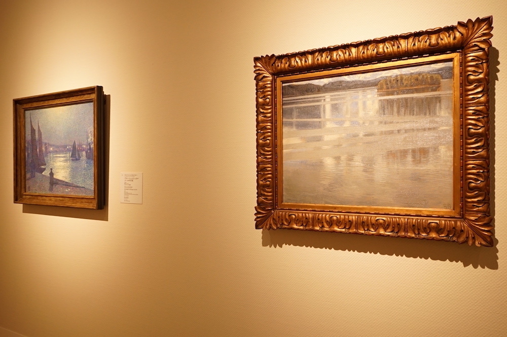左：テオ・ファン・レイセルベルへ《ブローニュ=シュル=メールの月光》1900年 フォルクヴァング美術館、右：アクセリ・ガッレン=カッレラ《ケイテレ湖》1906年 国立西洋美術館