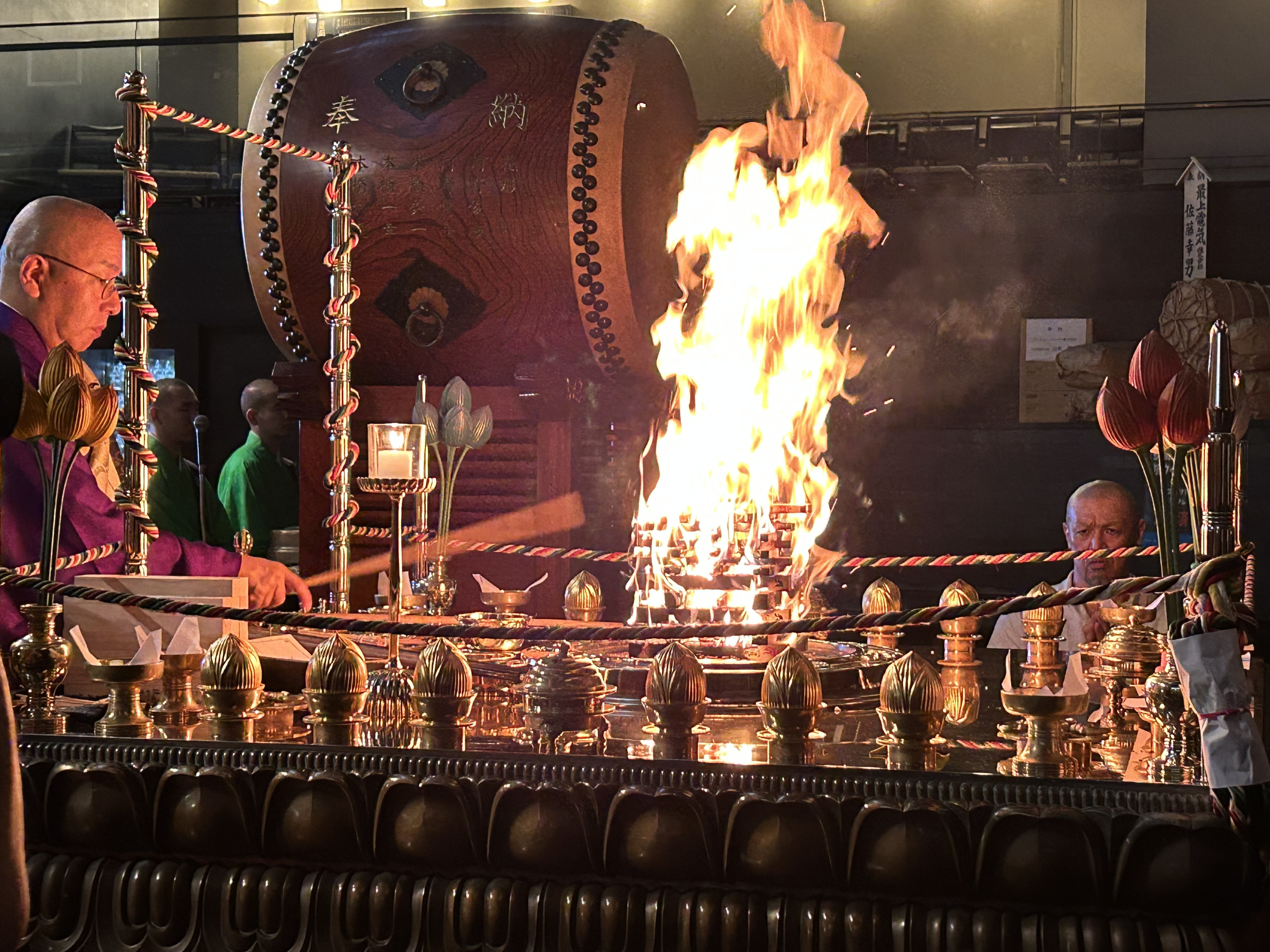 僧侶の護摩祈祷に神妙な面持ちの村上（右）